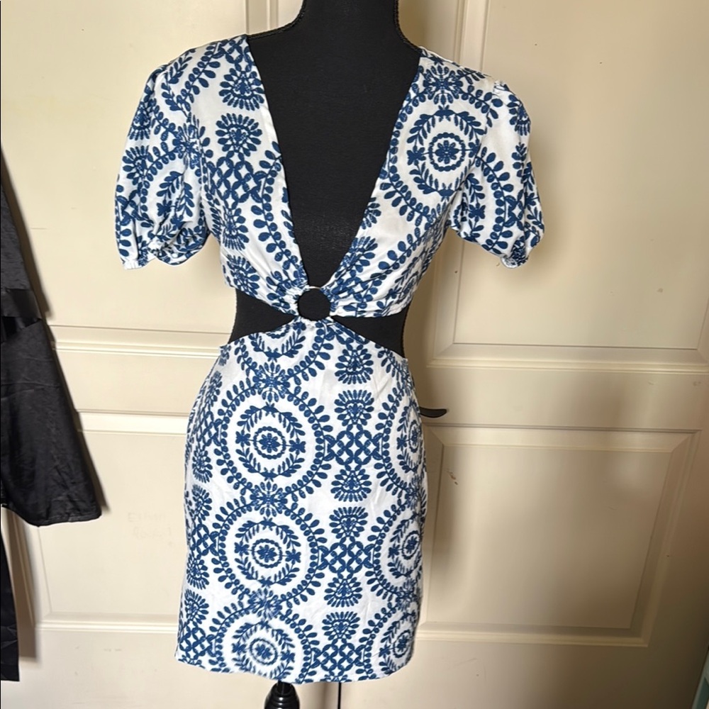 Elegant Blue and White Patterned Dress - Picture 2 of 3
